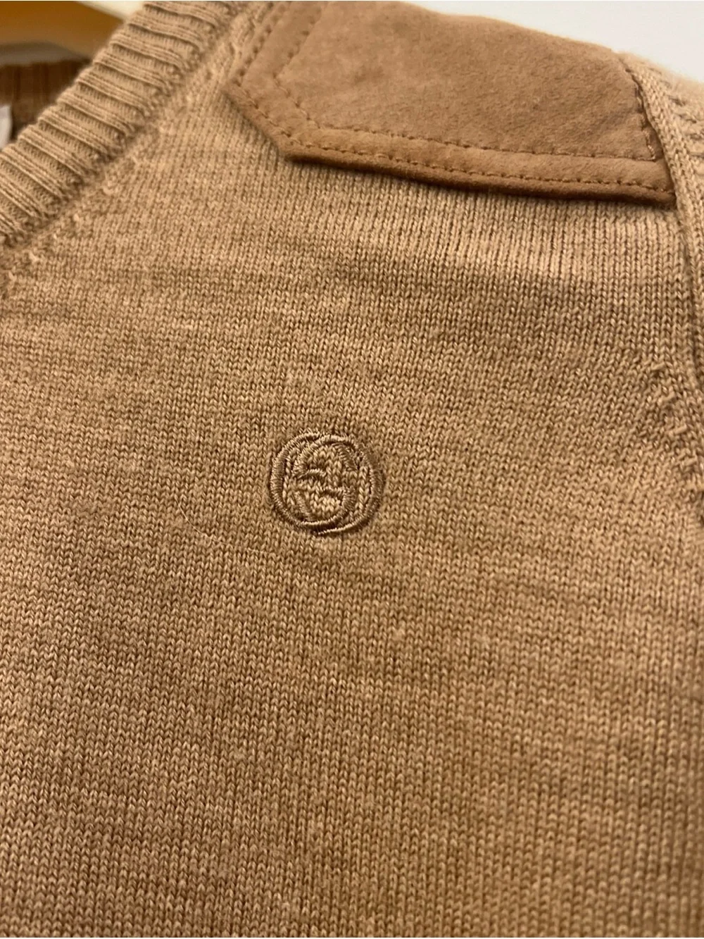 Gucci boys Brown V-Neck pullover Wool/leather patches on shoulder/ elbows  4 yo